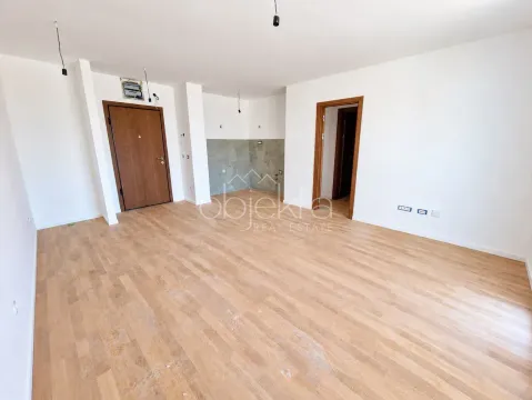 Prazna soba sa parketom i bijelim zidovima u stanu. - image 3