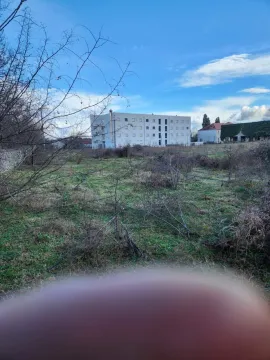 Pogled na neuređeni plac i stambenu zgradu u pozadini. - image 3