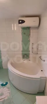Manje kupatilo sa ugaonom kadom i bojlerom na zidu. - image 9