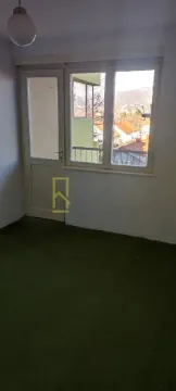 Prazna soba sa izlazom na terasu i pogledom na okolinu. - image 4