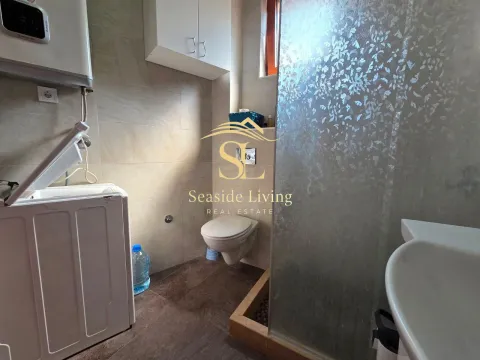 Manje kupatilo sa tuš kabinom, WC šoljom i veš mašinom. - image 14