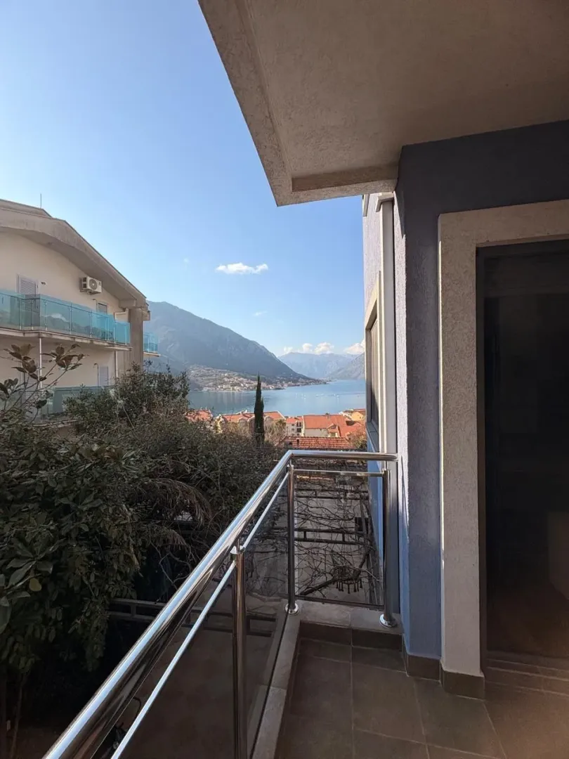 Rent, two bedroom apartment, 70m², Dobrota, Kotor