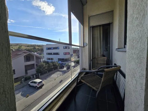 Manji namješten balkon sa staklenom ogradom i pogledom na ulicu. - image 8