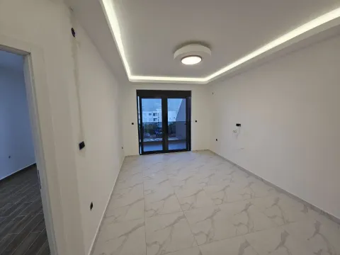 Prazna prostorija sa keramičkim pločicama i izlazom na terasu. - image 6
