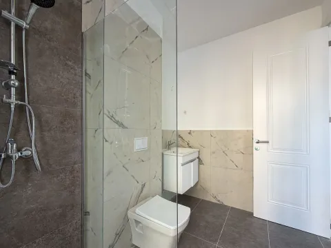 Moderne kupatilo sa tuš kabinom, umivaonikom i ugrađenom šoljom. - image 10