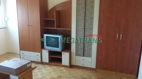 Dnevna soba sa drvenim garderoberima i televizorom. - image 2