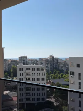 Pogled na grad sa terase. - image 17