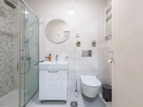 Moderne kupatilo sa tuš kabinom, umivaonikom i ugradnom wc šoljom. - image 8