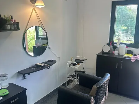 Poslovni prostor in Momišići