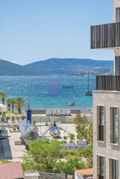 Pogled na more, marinu i planine sa terase. - image 3