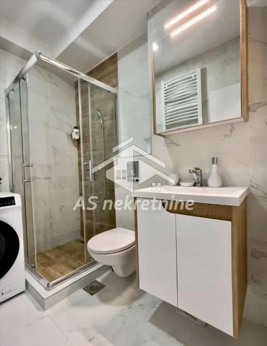 Izdavanje, dvosoban stan, 42m², Vračar Sve Podlokacije, Beograd