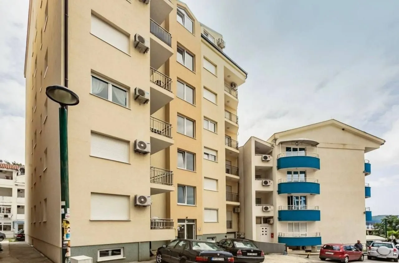 Izdavanje, jednosoban stan, 47m², Bečići, Budva