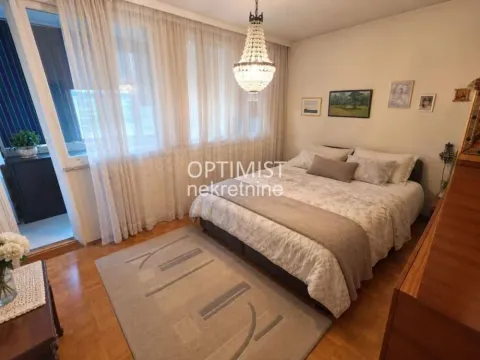 Nameštena spavaća soba sa bračnim krevetom, prozorom i izlazom na terasu. - image 7