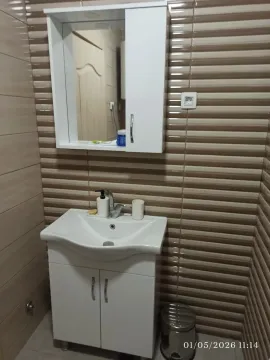 Manje kupatilo sa umivaonikom, ormarićem i ogledalom. - image 3