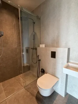Savremeno opremljeno kupatilo sa tuš kabinom i ugradnom sanitarijom. - image 5