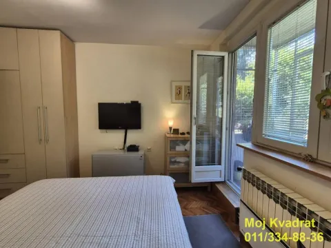 Nameštena spavaća soba sa bračnim krevetom, plakarom i izlazom na terasu. - image 8