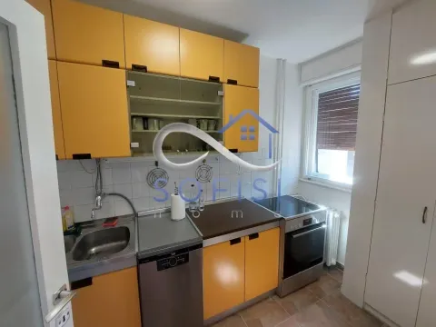 Manja kuhinja sa žutim elementima i sudoperom pored šporeta. - image 8