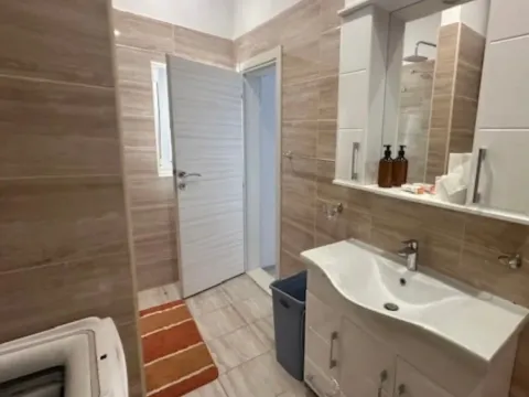 Izdavanje, trosoban stan, 100m², Dobrota, Kotor - image 8