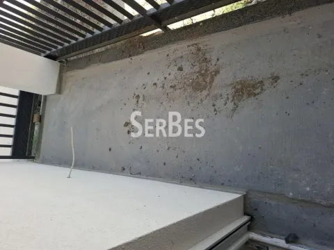 Pogled na neuređeni balkon sa zaštitnom ogradom. - image 18