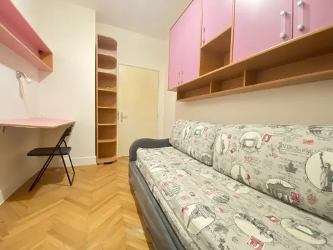 Svijetla dječja ili radna soba sa pisaćim stolom i kaučem. - image 6