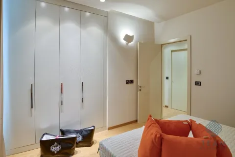 Spavaća soba sa velikim ugradnim garderoberom i bračnim krevetom. - image 6