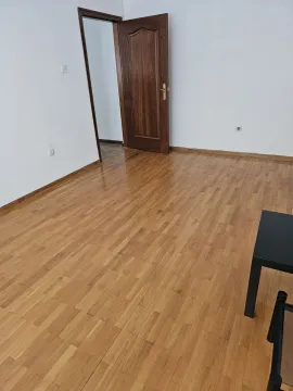 Prazna soba sa drvenim podom i otvorenim vratima. - image 4