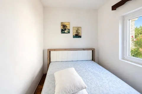 Manja spavaća soba sa bračnim krevetom i prozorom. - image 13
