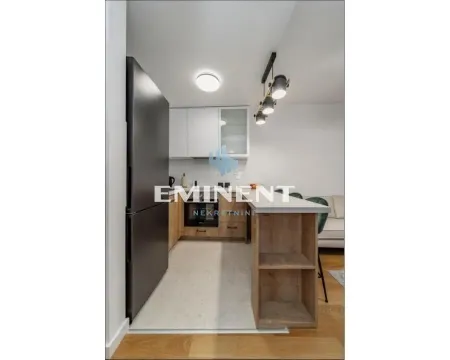 Moderna kuhinja sa drvenim elementima, crnim frižiderom i šankom. - image 4