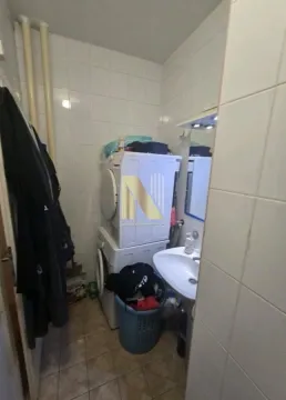 Manje kupatilo sa veš mašinom i umivaonikom. - image 5