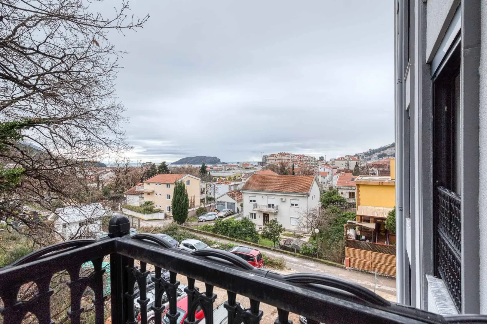 Pogled na grad i okolinu sa balkona.