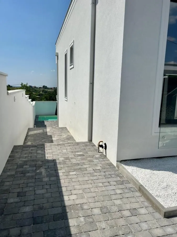 Izdavanje, kuća, 244m², Sremska Kamenica, Petrovaradin