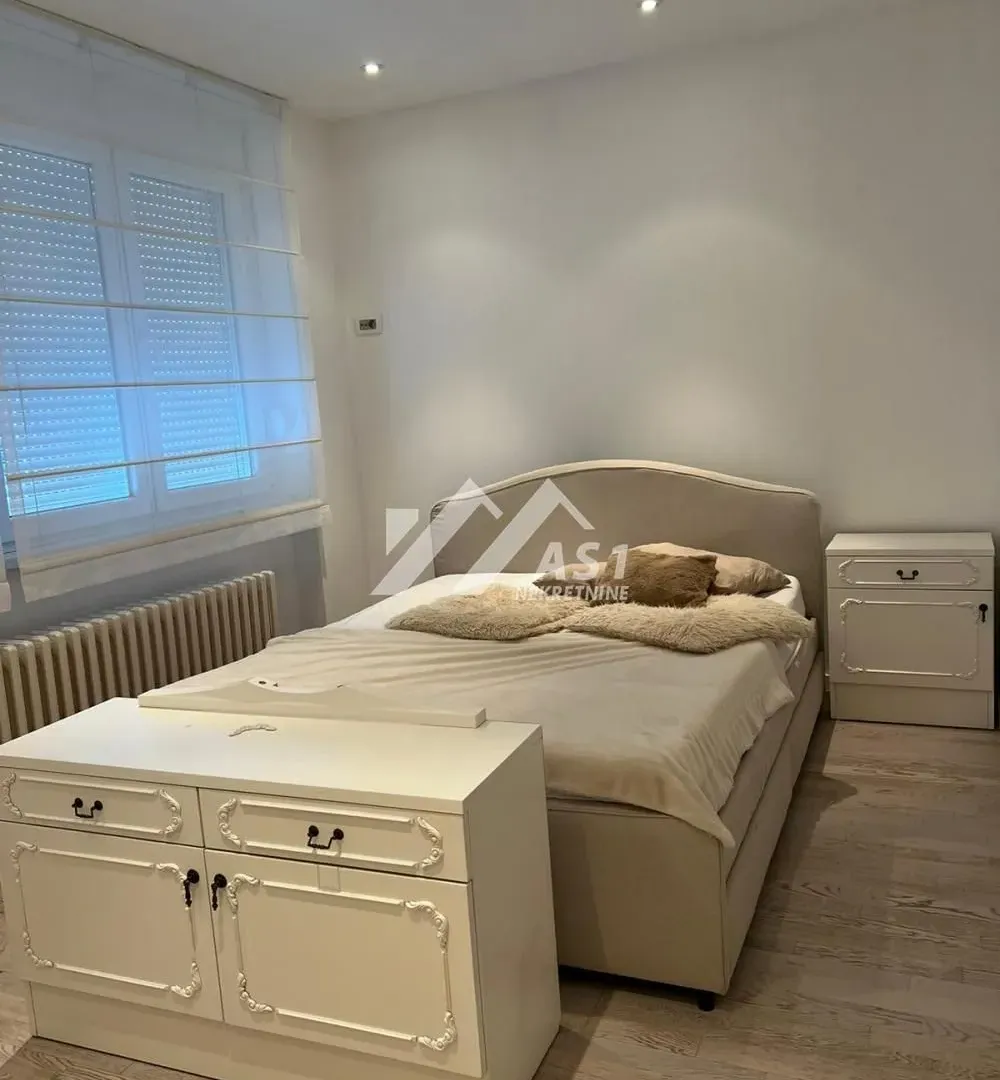 Izdavanje, četvorosoban stan, 95m², Centar, Novi Sad