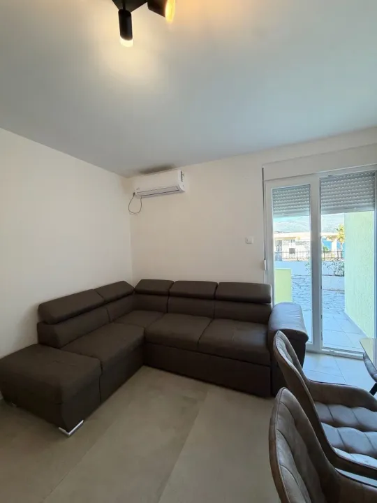 Izdavanje, jednosoban stan, 52m², Radovići, Tivat
