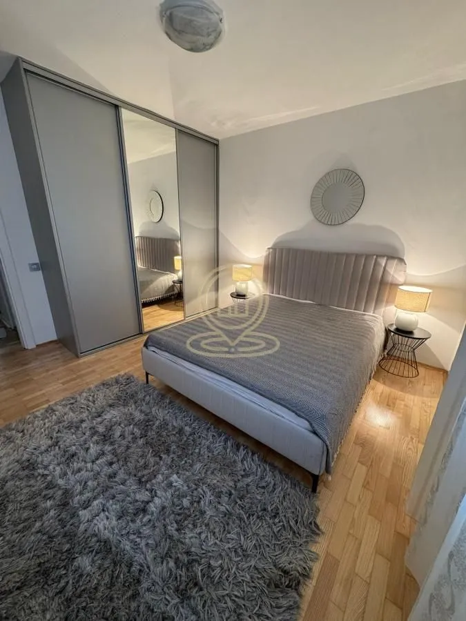 Izdavanje, trosoban stan, 120m², Savski Venac, Beograd