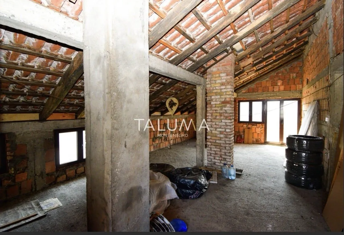 Sale, house, 300m², Stari Aerodrom, Podgorica