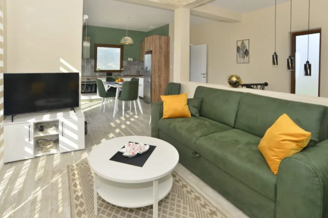 Izdavanje, kuća, 100m², Lješevići, Kotor