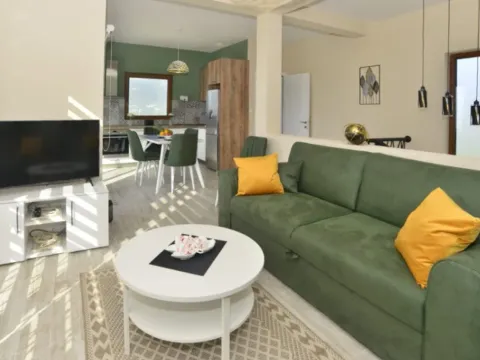 Izdavanje, kuća, 100m², Lješevići, Kotor - image 1