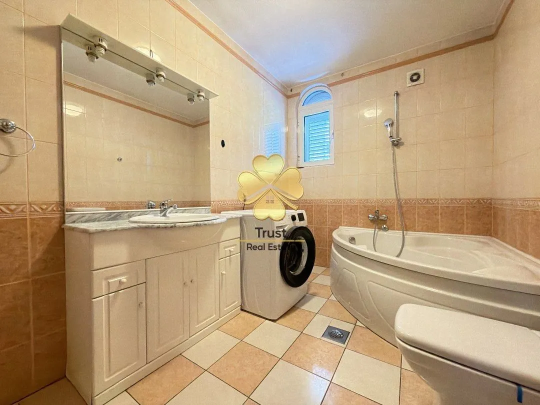 Izdavanje, kuća, 400m², Zlatica, Podgorica