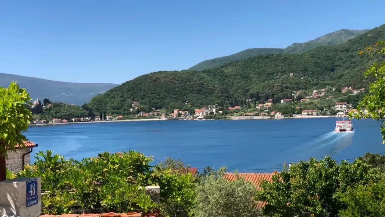 Izdavanje, stan, 30m², Tivat, Crna Gora