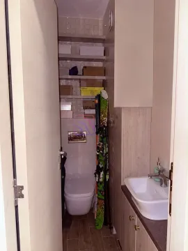 Manje kupatilo sa WC šoljom, umivaonikom i policama za odlaganje stvari. - image 13