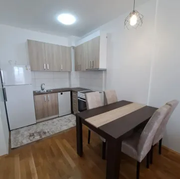 Moderna kuhinja sa trpezarijom i ugradnim elementima. - image 2