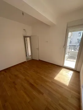 Prazna soba sa drvenim podom i izlazom na terasu. - image 6
