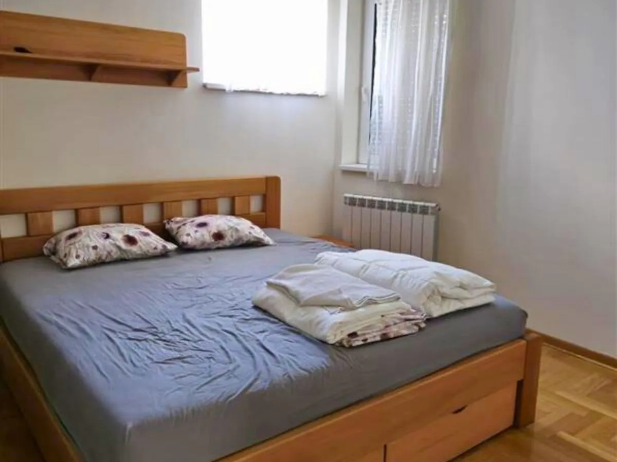 Izdavanje, trosoban stan, 82m², Dedinje Sve Podlokacije, Beograd