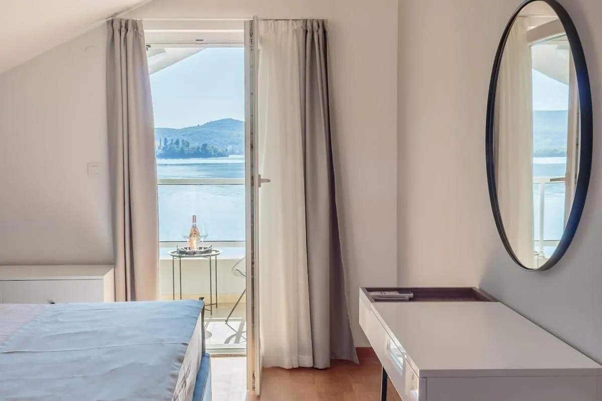 Izdavanje, dvosoban stan, 110m², Tivat, Crna Gora