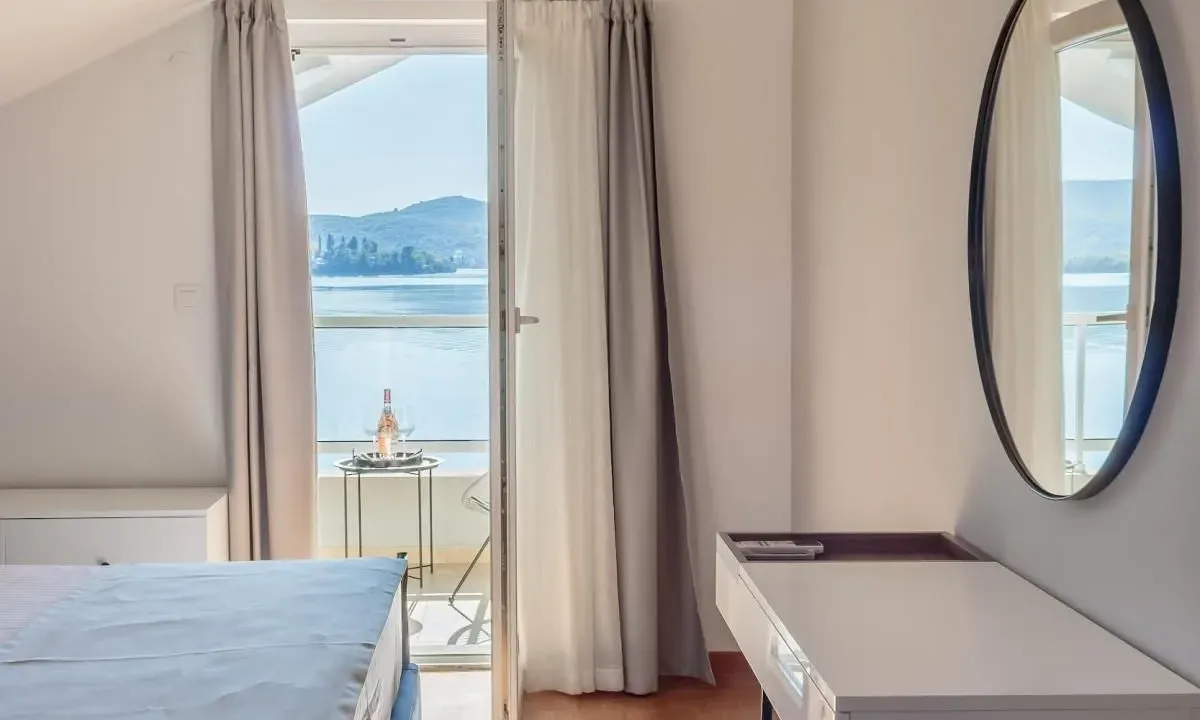 Izdavanje, dvosoban stan, 110m², Tivat, Crna Gora