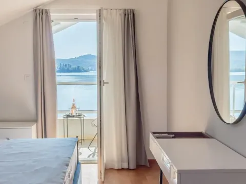 Izdavanje, dvosoban stan, 110m², Tivat, Crna Gora