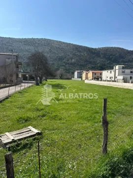 Pogled na prostrano građevinsko zemljište sa travnatom površinom i okolnim kućama. - image 2