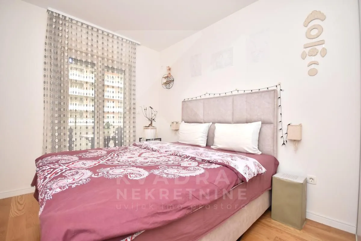 Furnished bedroom with a double bed and access to the terrace.