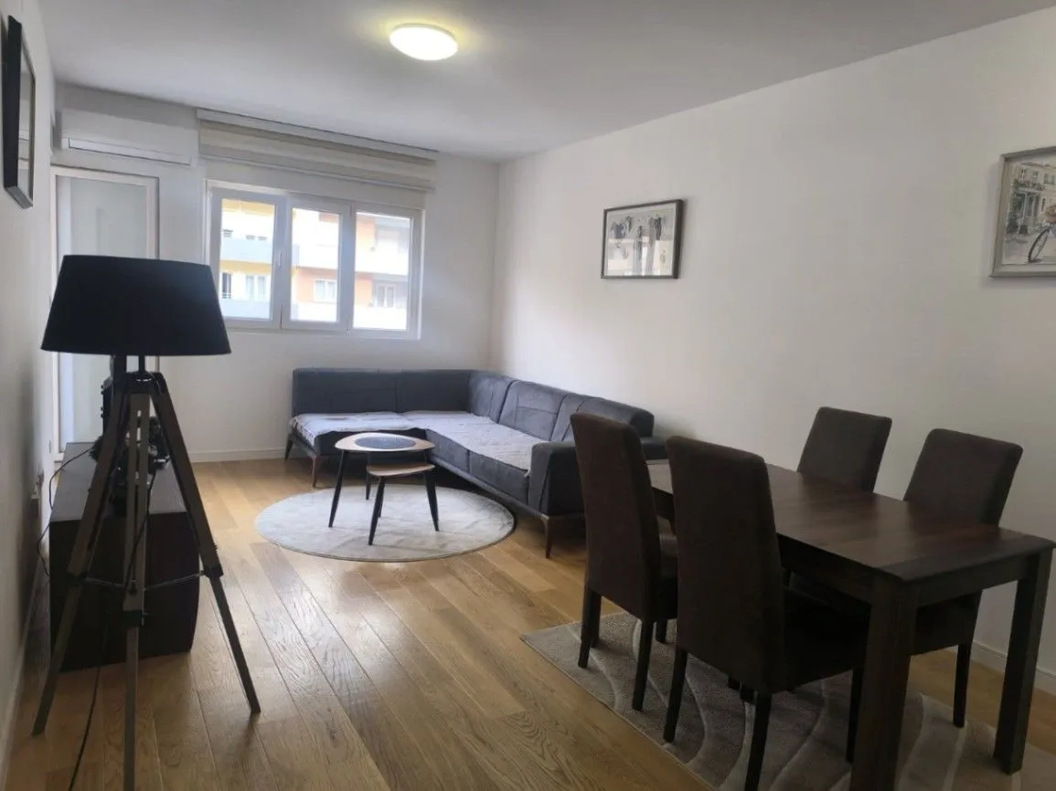 Izdavanje, dvosoban stan, 79m², Central Point, Podgorica