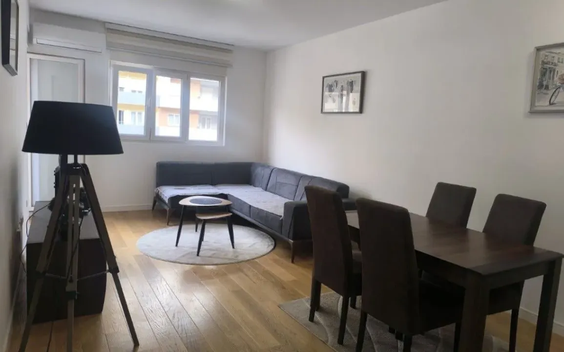 Izdavanje, dvosoban stan, 79m², Central Point, Podgorica